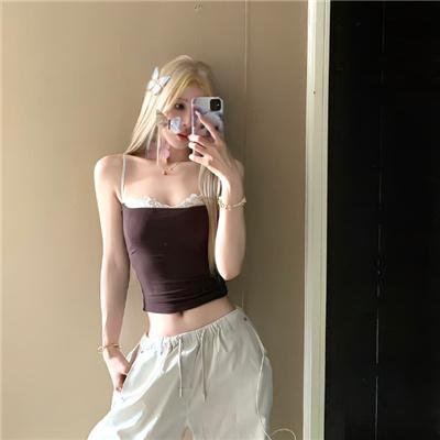 戴流苏耳环的少女